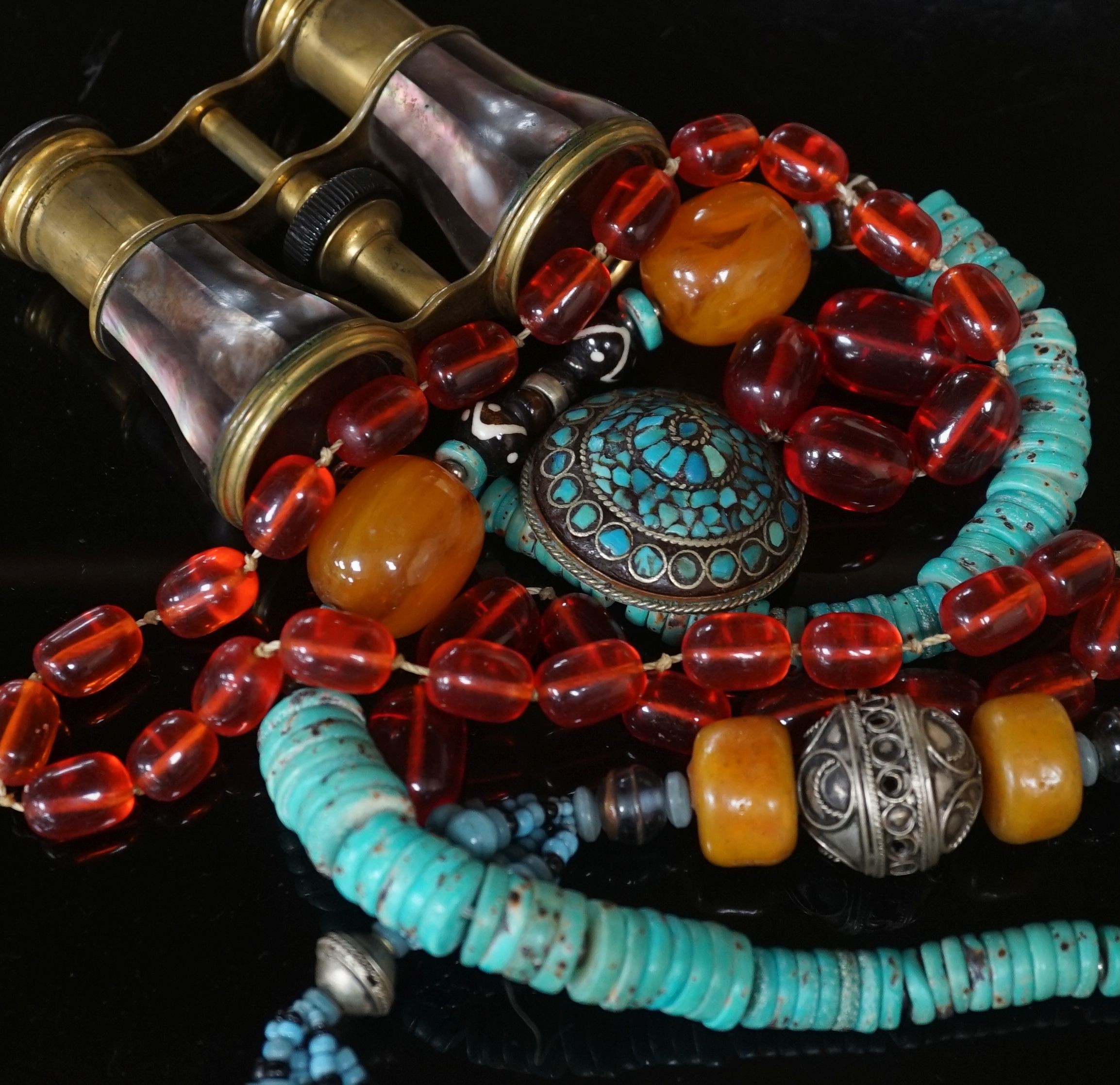 A mixed group of assorted costume jewellery.